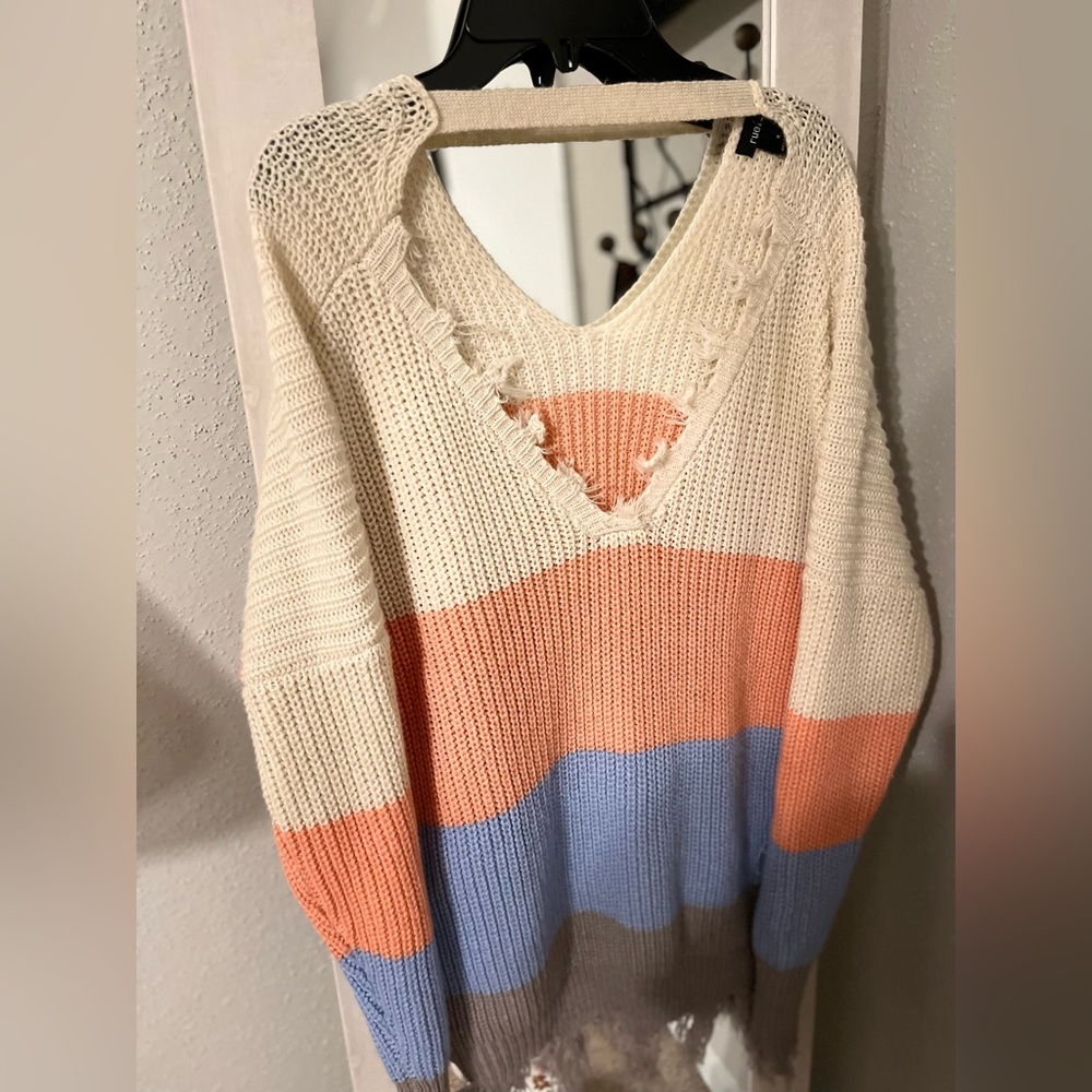 ~ IN EXCELLLENT CONDITION, NO HOLES/RIPS/STAINS/WASH WEAR ~  SIZE S V-NECK - Picture 2 of 4